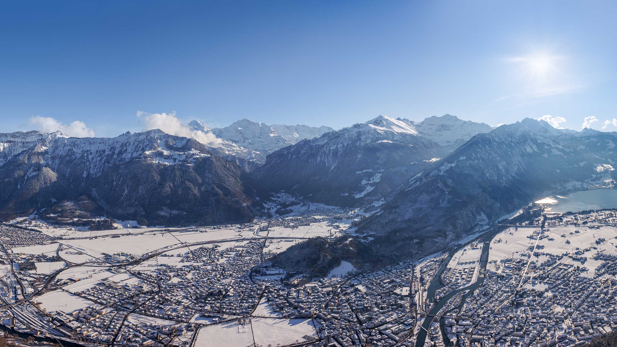 Luftbild vom winterlich verschneiten Interlaken mit Sicht Richtung Jungfrau