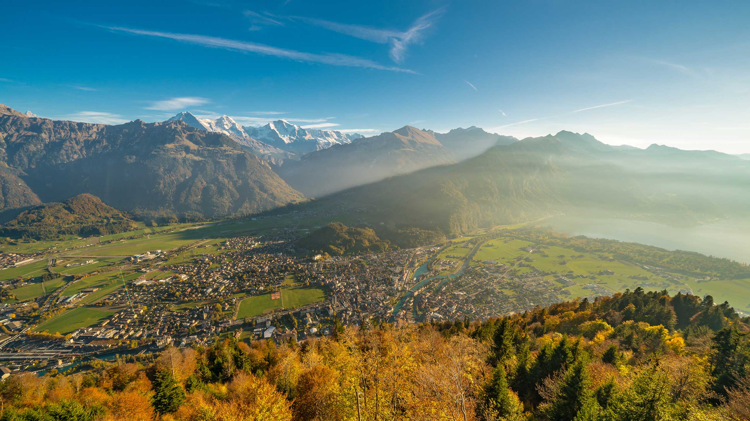 Blick vom Harder Kulm über das herbstliche Interlaken mit Eiger, Mönch und Jungfrau