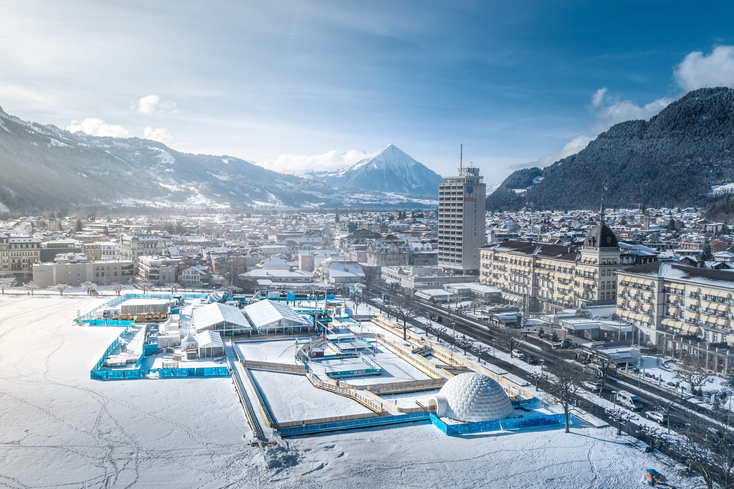 Verschneite Höhematte mit Gelände des Top of Europe ICE MAGIC
